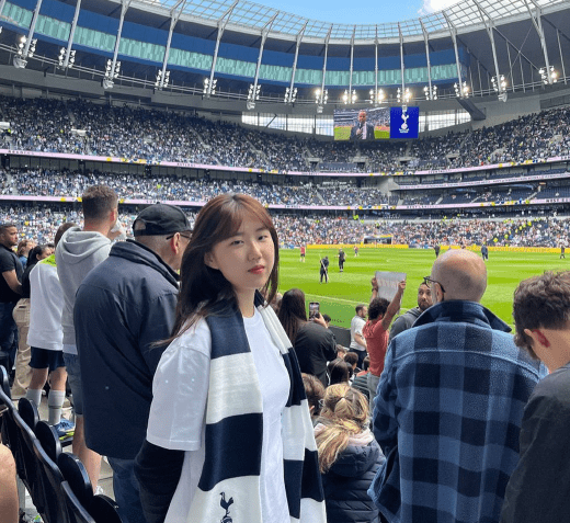 영국 축구 경기장 관중석에서 응원 머플러를 두르고 사진을 찍은 학생