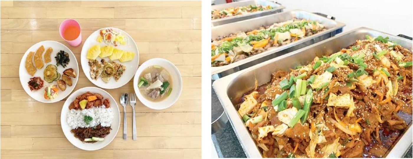 밥과 반찬, 과일이 담긴 접시와 볶음 요리가 담긴 뷔페 트레이