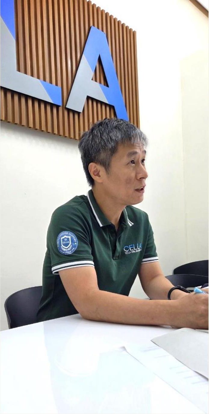 셀라 로고 벽 앞에서 상담 중인 부원장
