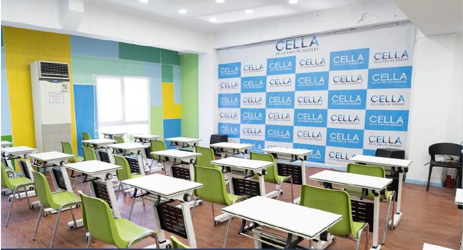 초록 의자와 CELLA 로고 벽이 있는 넓은 강의실