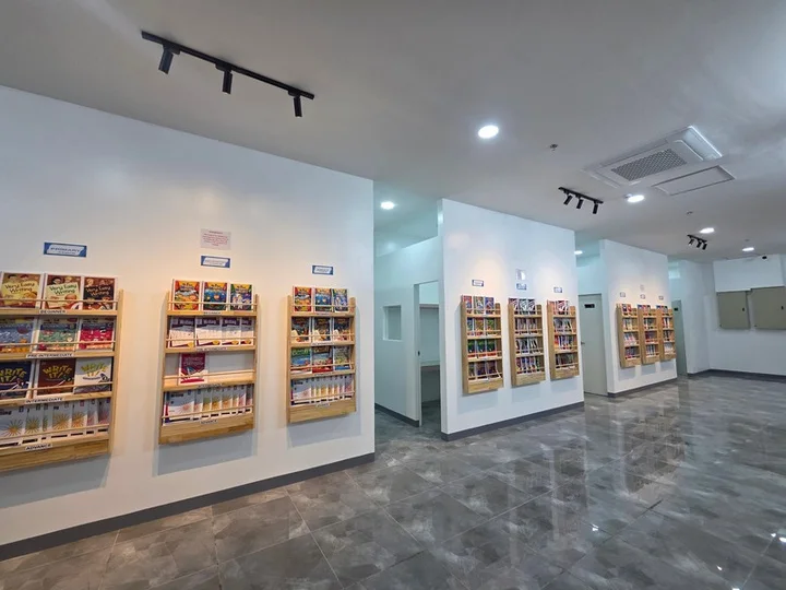 벽면 선반에 레벨별 영어 교재가 진열된 토크 어학원 도서관