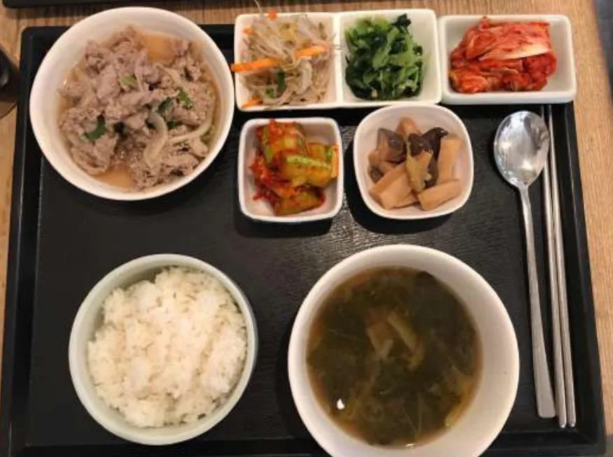 아이잼 막탄 식당의 한식 점심 식판