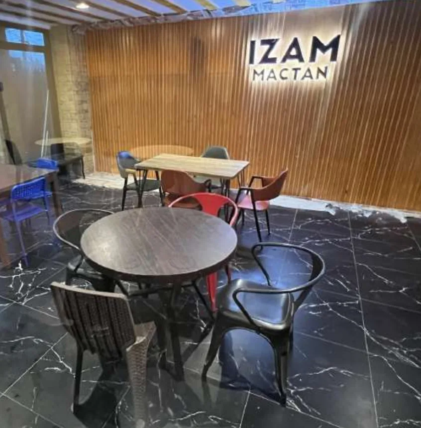 IZAM MACTAN 로고가 있는 막탄 캠퍼스 식당