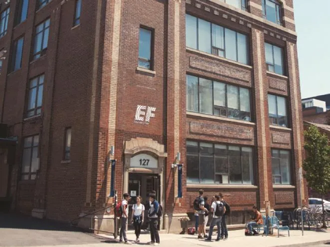 EF 로고가 걸린 토론토 캠퍼스 붉은 벽돌 건물