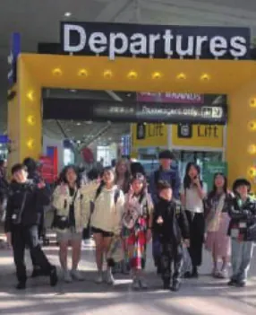 브리즈번 공항 출국장 앞에 모인 SGA 캠프 학생 단체