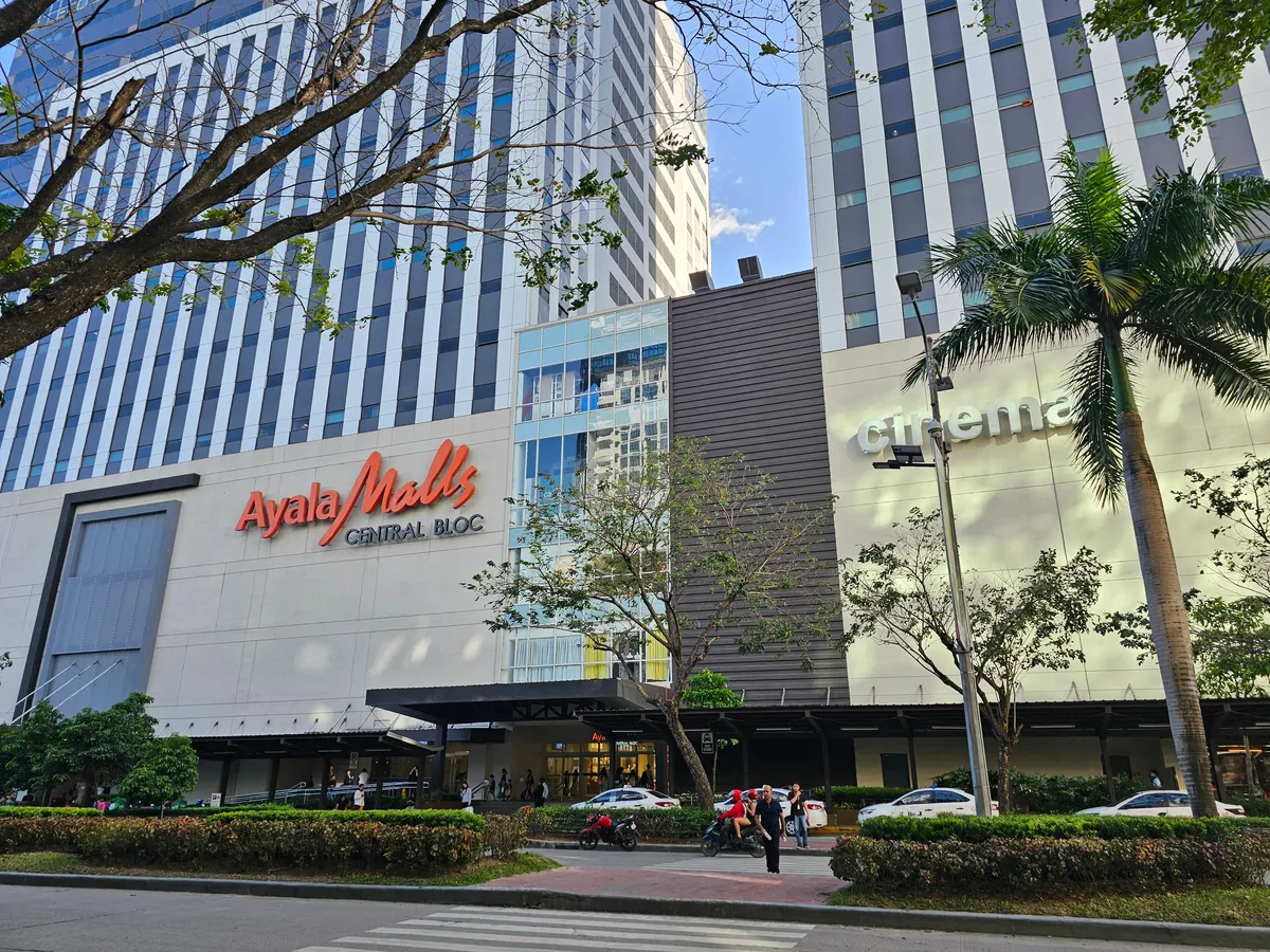 Ayala Malls Central Bloc 쇼핑몰 외관과 앞 도로