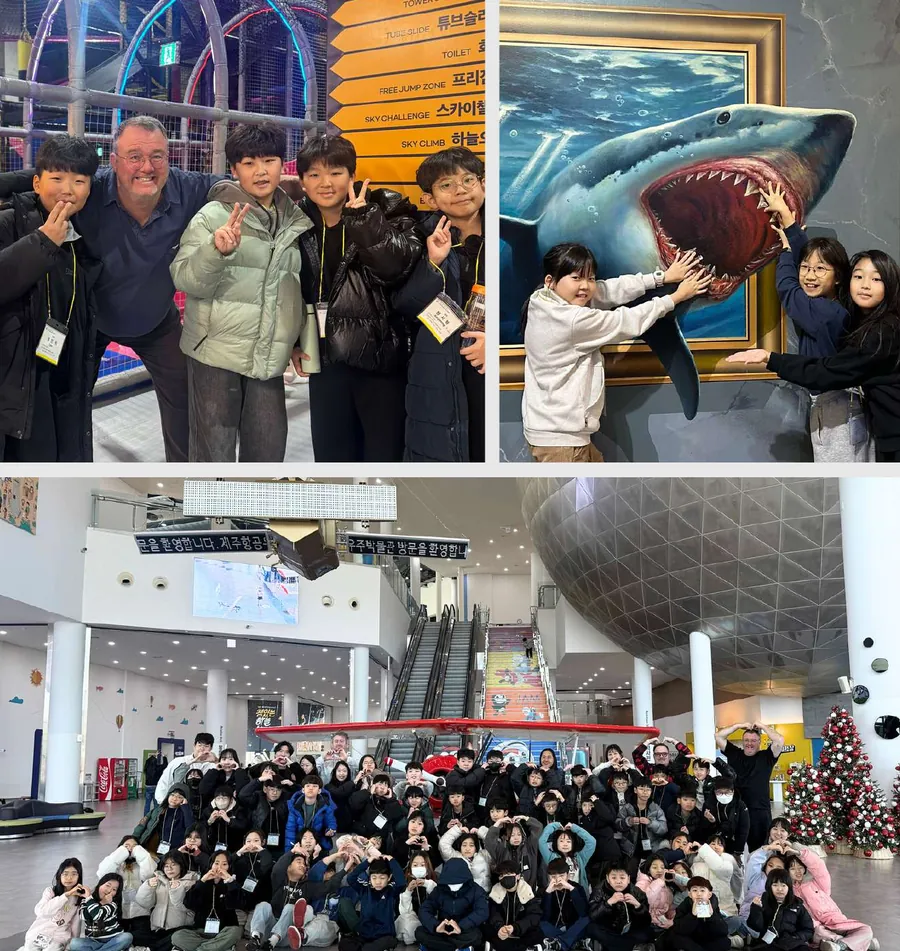 원어민 선생님과 학생들이 실내 테마파크와 항공우주박물관에서 찍은 단체 사진
