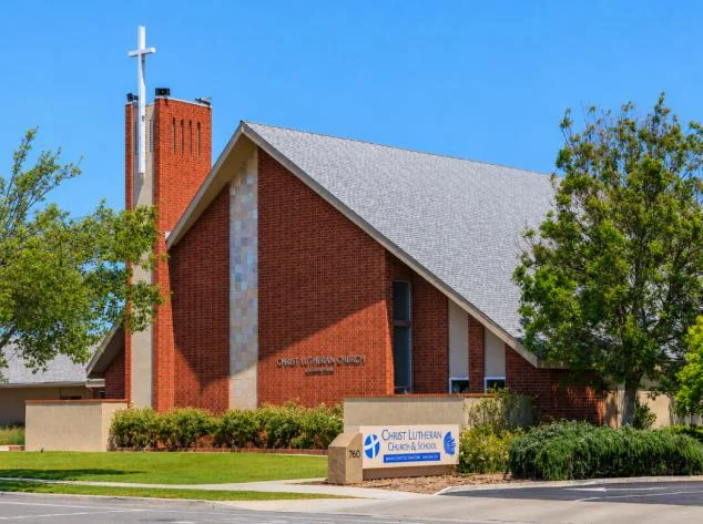 Christ Lutheran Church and School 붉은 벽돌 예배당과 학교 안내판