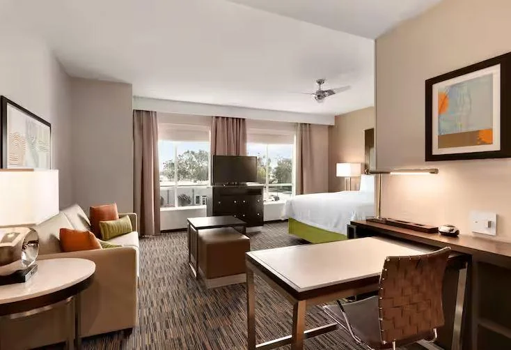 Homewood Suites 스튜디오 객실: 킹베드, 소파와 책상, 주방 쪽 공간