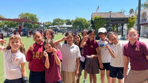 San Diego Academy 운동장에서 단체 사진을 찍는 학생들
