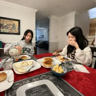 홈스테이 식탁에서 저녁을 먹는 학생들